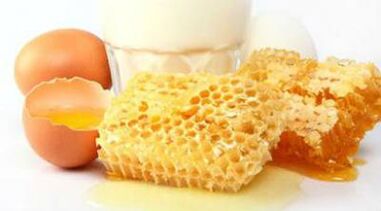Egg and honey mask rejuvenates facial skin