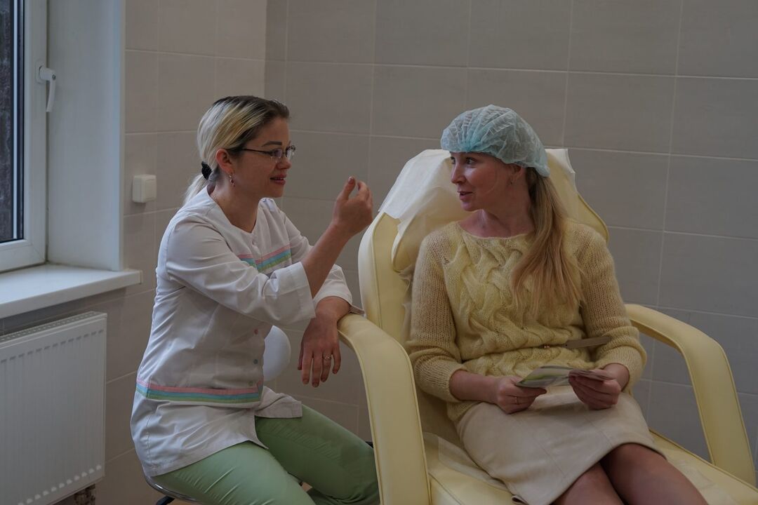 Consultation of a beautician on the types of anti-aging procedures