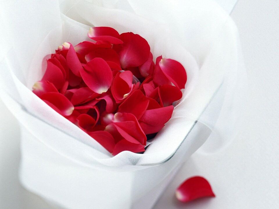 Rose petals revitalize the skin around the eyes