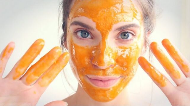 Honey mask restores and nourishes facial skin