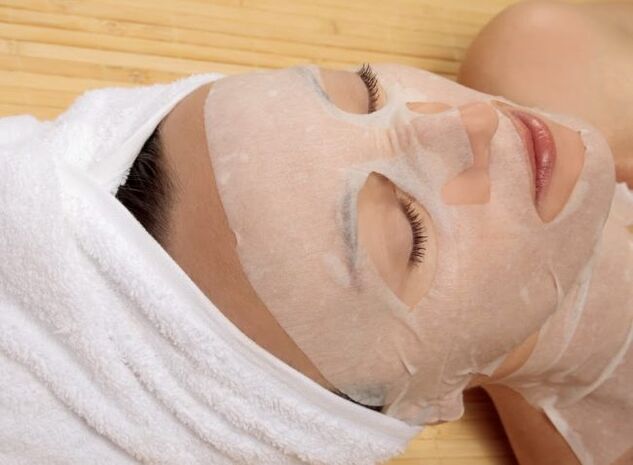 The rejuvenating compress will provide the skin with the necessary moisture